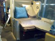 ビジネスクラスのフルフラットベッド状態  Photo by DJ SoundEdit