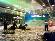 生演奏が流れている搭乗前のパーティ会場  Photo by metro@WSSS