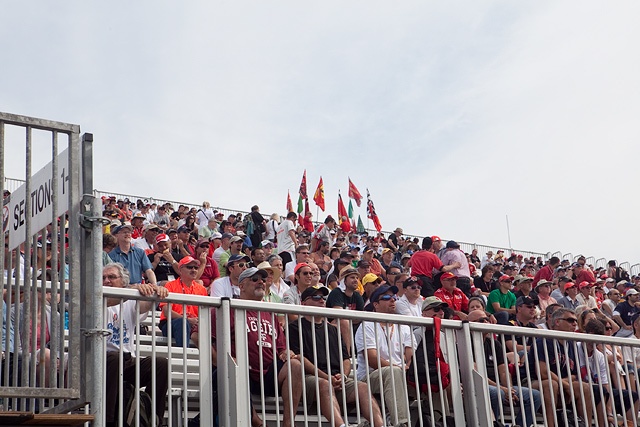 ヘアピンのスタンド席　Photo by YUN