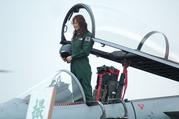 F-15Jに立つモデルさん