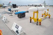 （右から）ASM-1、500ポンド模擬爆弾、70mmロケット弾