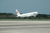 離陸するB767-300