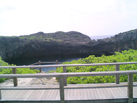 通り池その２（岩の向こうは海）