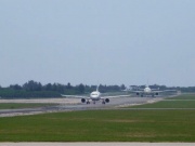 滑走路へ向かう2機　　Photo by Mr.aspheric