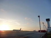 19:05 夕日と駐機場  Photo by Mr.aspheric