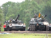 203mm自走りゅう弾砲＆82式指揮通信車  Photo by アフターバーナーM