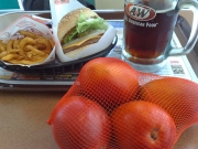 A&Wビッガーチーズバーガーコンボ＆公設市場で買ったマンゴー Photo by DJ SoundEdit