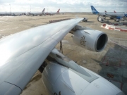 主翼だらーん　Photo by Mr.aspheric