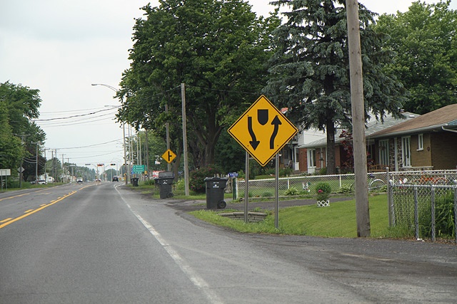道沿いにゴミ箱