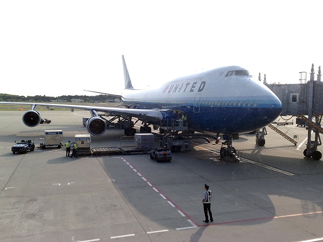 ラバから水漏れ中のUA B747-400